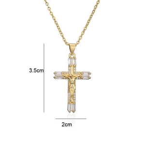 Vue détaillée du pendentif croix crucifix plaqué or 18 carats avec zircons et dimensions