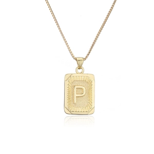 Detalle de un colgante rectangular bañado en oro de 18K con letra P en relieve y cadena