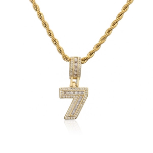 Détail du collier pendentif numéro 7 plaqué or avec micro-pavé de zircons cubiques