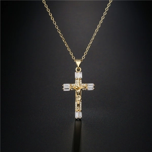 Collier Pendentif Croix Crucifix Jésus Religieux pour Hommes Femmes Cuivre Plaqué Or 18K Zirconia Bijoux Rétro