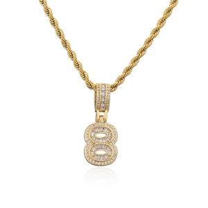 Collier hip hop pendentif chiffre 8 avec zircons baguette et chaîne de corde dorée