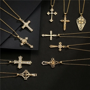 Collection de colliers croix en cuivre plaqué or 18 carats avec pendentifs géométriques