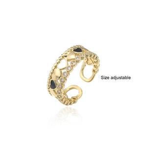 Dettaglio anello regolabile placcato oro 18K con cuori smaltati neri e zirconi bianchi