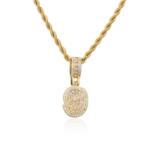 Gros plan sur collier hip hop plaqué or avec pendentif chiffre 9 et chaîne corde torsadée