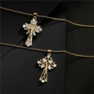 Collier pendentif croix plaqué or 18 carats avec oxydes de zirconium sur fond noir