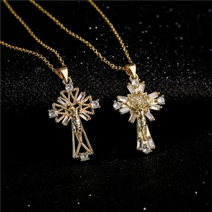Magnifique collier pendentif croix plaqué or 18 carats avec zircones cubiques sur fond noir