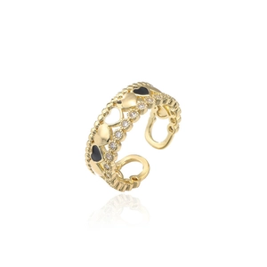 Anello a cuore placcato oro 18K con smalto nero e zirconi su fondo bianco
