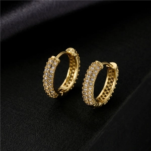 Créoles dorées élégantes avec double rangée de zircons micro-pavés sur soie noire luxe