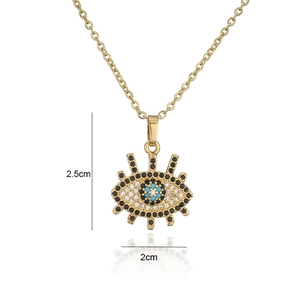 Détail du pendentif œil doré montrant 2,5 cm de hauteur et 2 cm de largeur en zircons