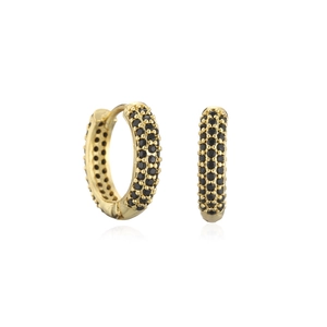 Vue macro de boucles d'oreilles huggies dorées avec trois rangées de zircons noirs pavés