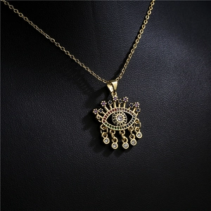 Collier mauvais œil pour femme plaqué or avec pendentif en zircon coloré et breloques