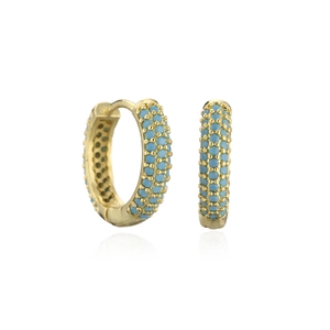 Détail de boucles d'oreilles créoles dorées avec micro-pavage de pierres bleu céleste