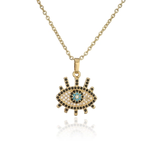 Collier avec pendentif œil maléfique plaqué or 18 carats et zircons sur fond blanc pur