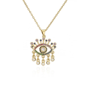 Détail du pendentif œil protecteur plaqué or 18 carats avec pierres de zircone colorées