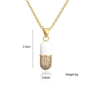 Detalle del collar con colgante de píldora con dimensiones 2,4cm y peso de 9g grabado