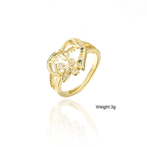 Détail de bague Mom en plaqué or 18K avec zircons et accents de papillon élégant