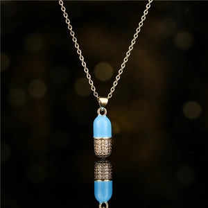 Collar con colgante de cápsula de esmalte azul cielo con circonitas y cadena dorada en O