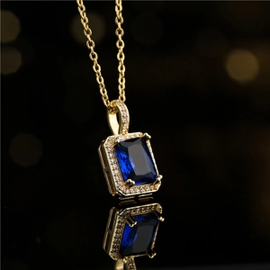 Klassische Halskette mit blauem Zirkonia Anhänger und goldener Kette im Halo Design