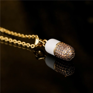 Collar minimalista dorado con colgante de cápsula en esmalte blanco y pavé de circonitas