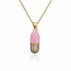 Detalle del colgante de píldora en esmalte rosa con micro-pavé de circonitas y cadena oro