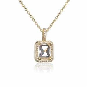 Detail eines rechteckigen Zirkonia-Anhängers mit Pavé-Halo an einer feinen goldenen Kette