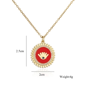 Dettaglio del ciondolo occhio del diavolo con smalto rosso e dimensioni di 2,5cm per 2cm