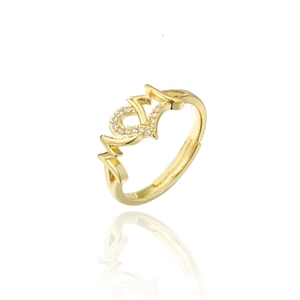 Détail de la bague MOM avec O en forme de cœur et micro-pavé de zircons en or 18 carats