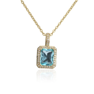 Detailansicht des blauem Zirkonia-Anhängers mit Goldkette und weißen Schmucksteinen