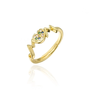 Gros plan d'une bague MOM plaquée or 18 carats avec des oxydes de zirconium colorés en cœur