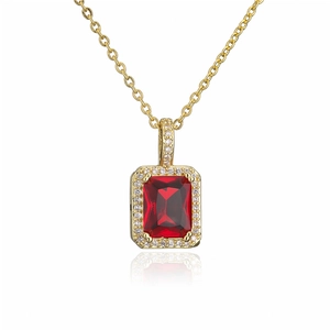 Makroansicht eines rechteckigen roten Zirkonia-Anhängers mit Goldkette und Diamantumrandung