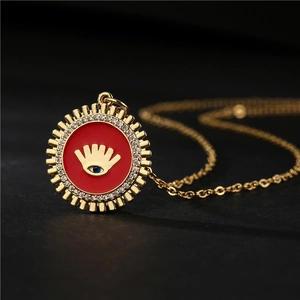 Collana dorata con ciondolo occhio in smalto rosso e zirconi bianchi lucidi
