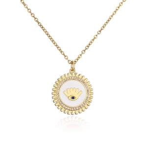 Collana dorata con malocchio in smalto bianco e micro-pave di cristalli su sfondo bianco