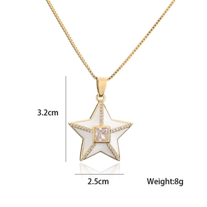 Détail d'un pendentif étoile en or 18K avec émail blanc et zircons, dimensions 3,2x2,5cm