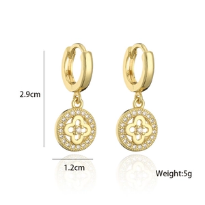 Pendientes de cobre bañados en oro de 18K con trébol de circonitas y dimensiones