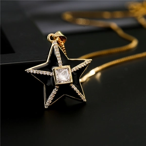 Collier étoile doré avec émail noir, zircon central carré et cristaux blancs brillants