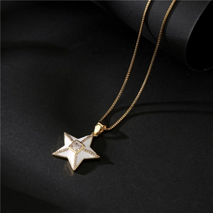 Collier avec pendentif étoile plaqué or 18 carats, émail blanc et zircon sur fond noir