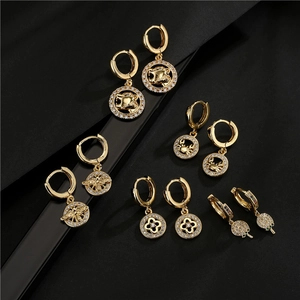 Cinco pares de pendientes de aro bañados en oro 18K con dijes de animales y flores en pave