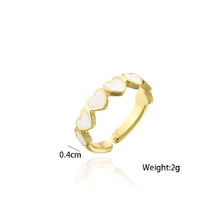 Détail d'une bague coeur plaquée or 18 carats montrant 0,4 cm de large et 2 g