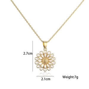 Détail du pendentif tournesol plaqué or 18 carats avec émail blanc et texture nid d'abeille