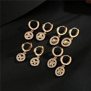 Pendientes de aro bañados en oro 18K con dijes de abeja mariposa y circonitas