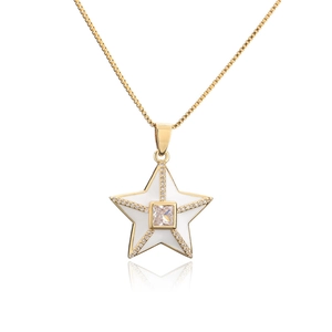 Détail du pendentif étoile en or 18K avec émail blanc et pierre de zircon scintillante