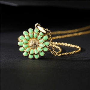 Collier tournesol doré à l'or 18 carats avec pendentif marguerite en émail vert