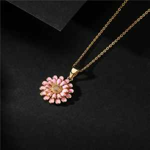 Collier avec pendentif marguerite rose et chaîne plaquée or 18 carats sur fond noir