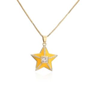 Détail du pendentif étoile plaqué or 18 carats avec émail jaune et zircons brillants