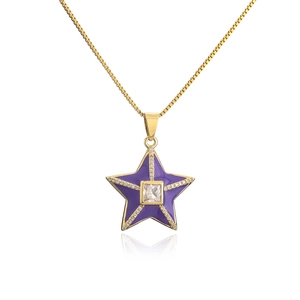 Détail du pendentif étoile mauve avec zircon carré et chaîne dorée sur miroir