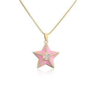Détail du collier plaqué or 18K avec étoile en émail rose et oxyde de zirconium