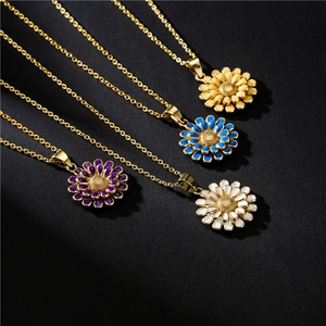 Colliers pendentifs marguerites en plaqué or 18 carats en quatre couleurs vives
