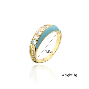 Détail d'une bague réglable en cuivre doré avec émail bleu et oxydes de zirconium