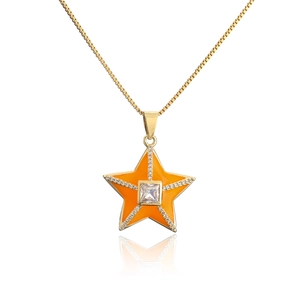 Détail du pendentif étoile en émail orange avec zircons sur une chaîne dorée