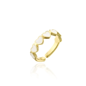 Gros plan sur bague dorée réglable ornée d'une série de cœurs en émail blanc brillant